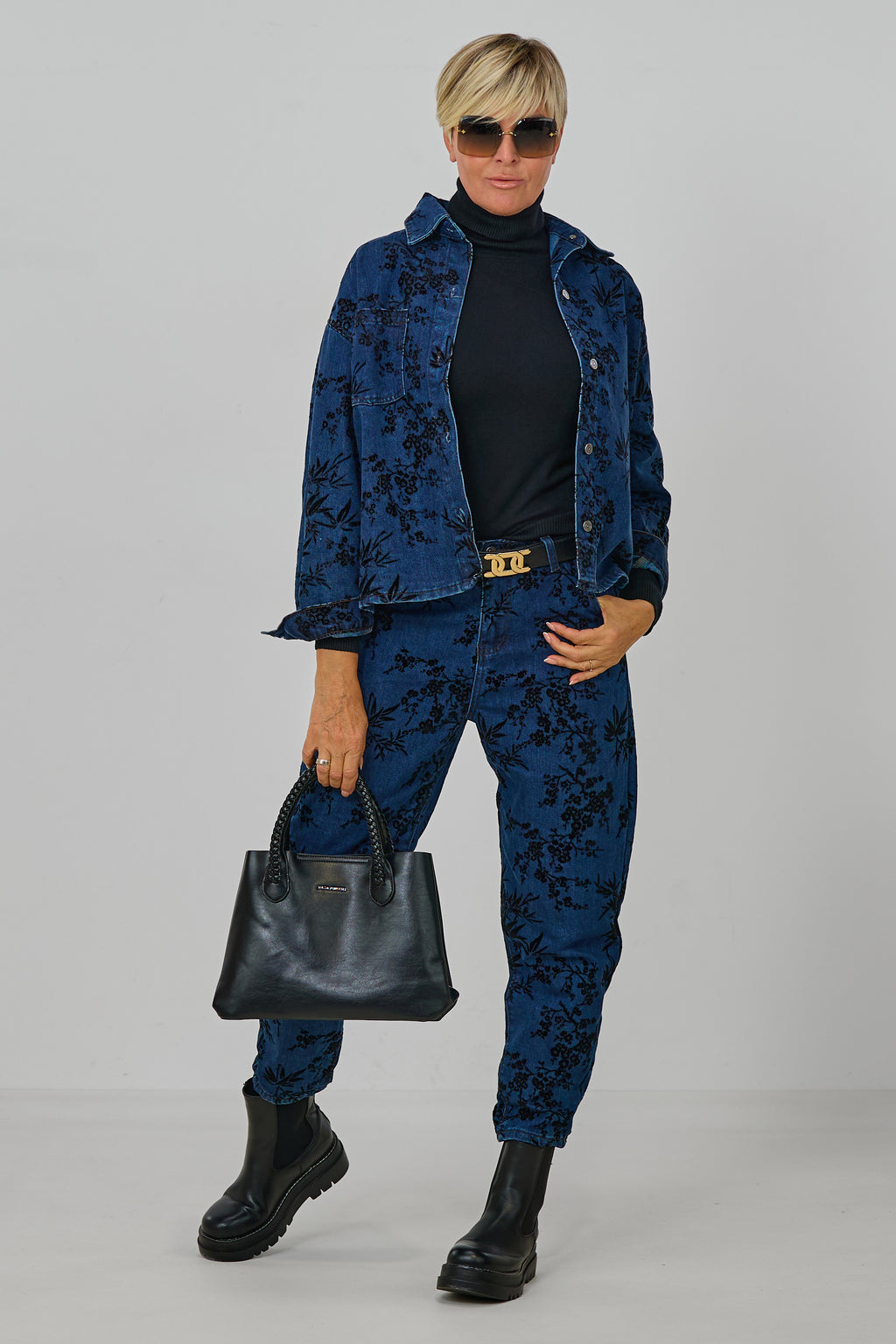 Jeansjacke mit samtigen Blumen, dark denim