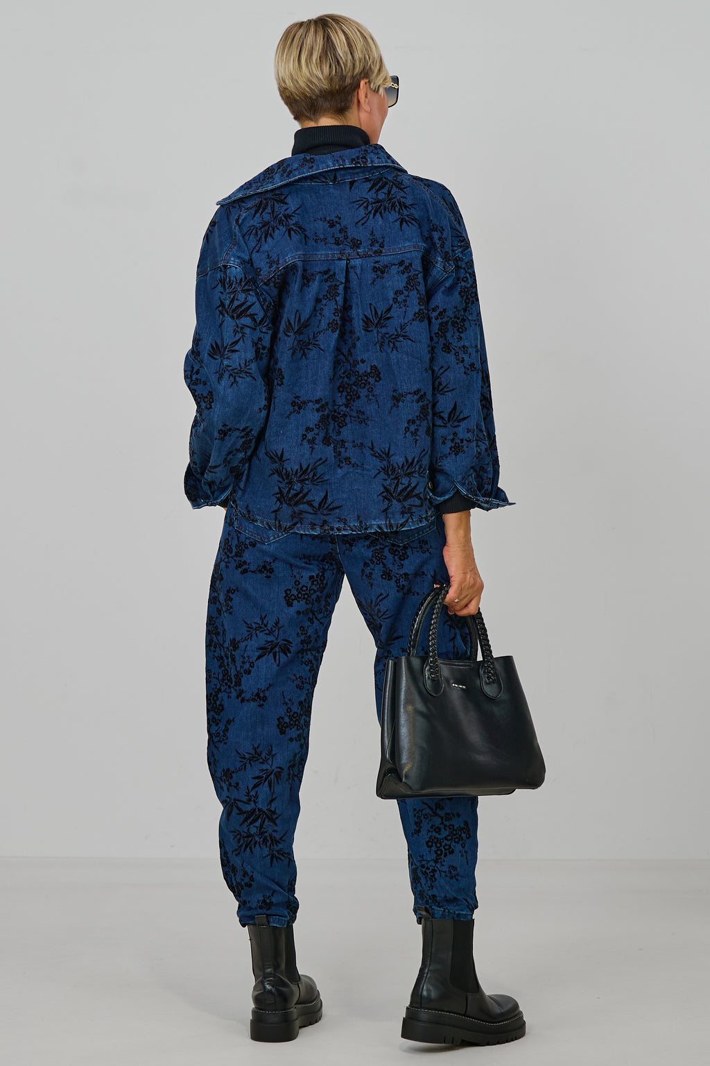 Jeansjacke mit samtigen Blumen, dark denim