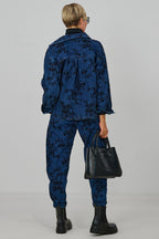 Jeansjacke mit samtigen Blumen, dark denim