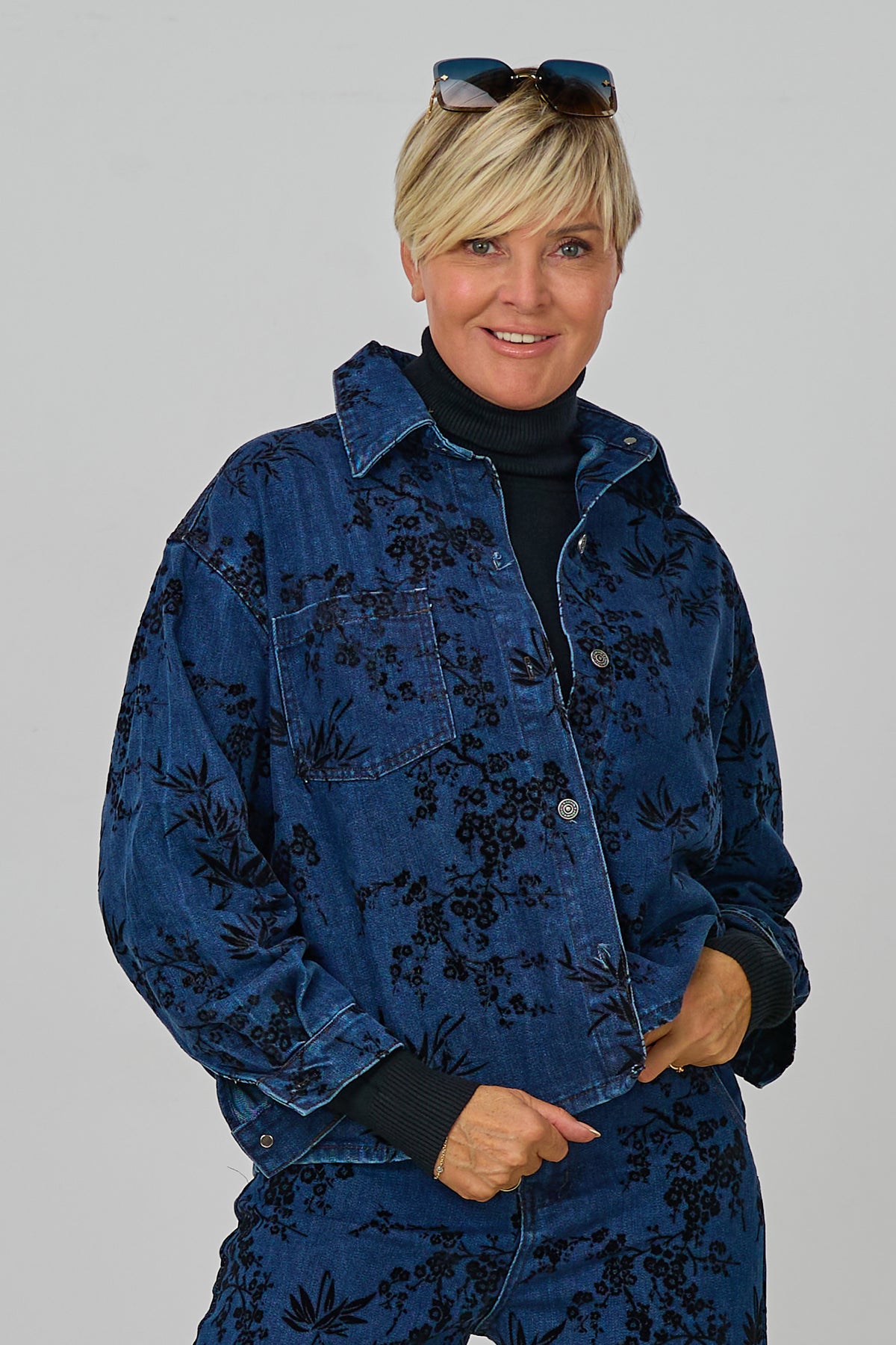 Jeansjacke mit samtigen Blumen, dark denim