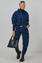 Jeanshose mit samtigen Blumen, dark denim