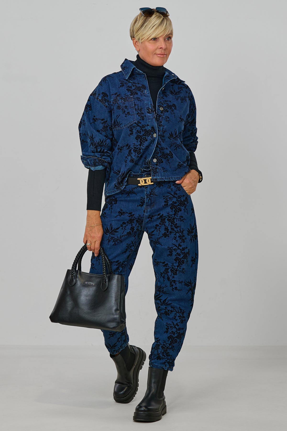 Jeanshose mit samtigen Blumen, dark denim