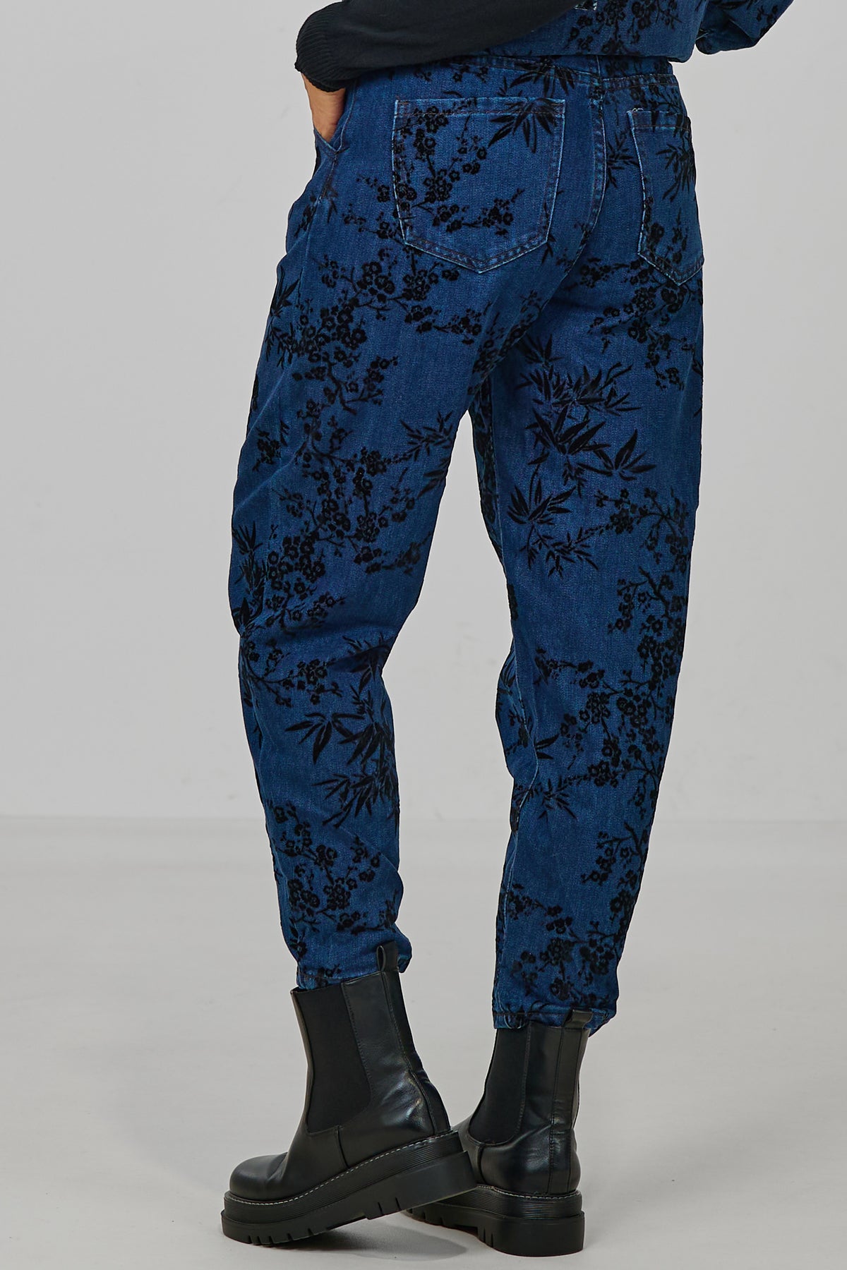 Jeanshose mit samtigen Blumen, dark denim