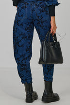 Jeanshose mit samtigen Blumen, dark denim