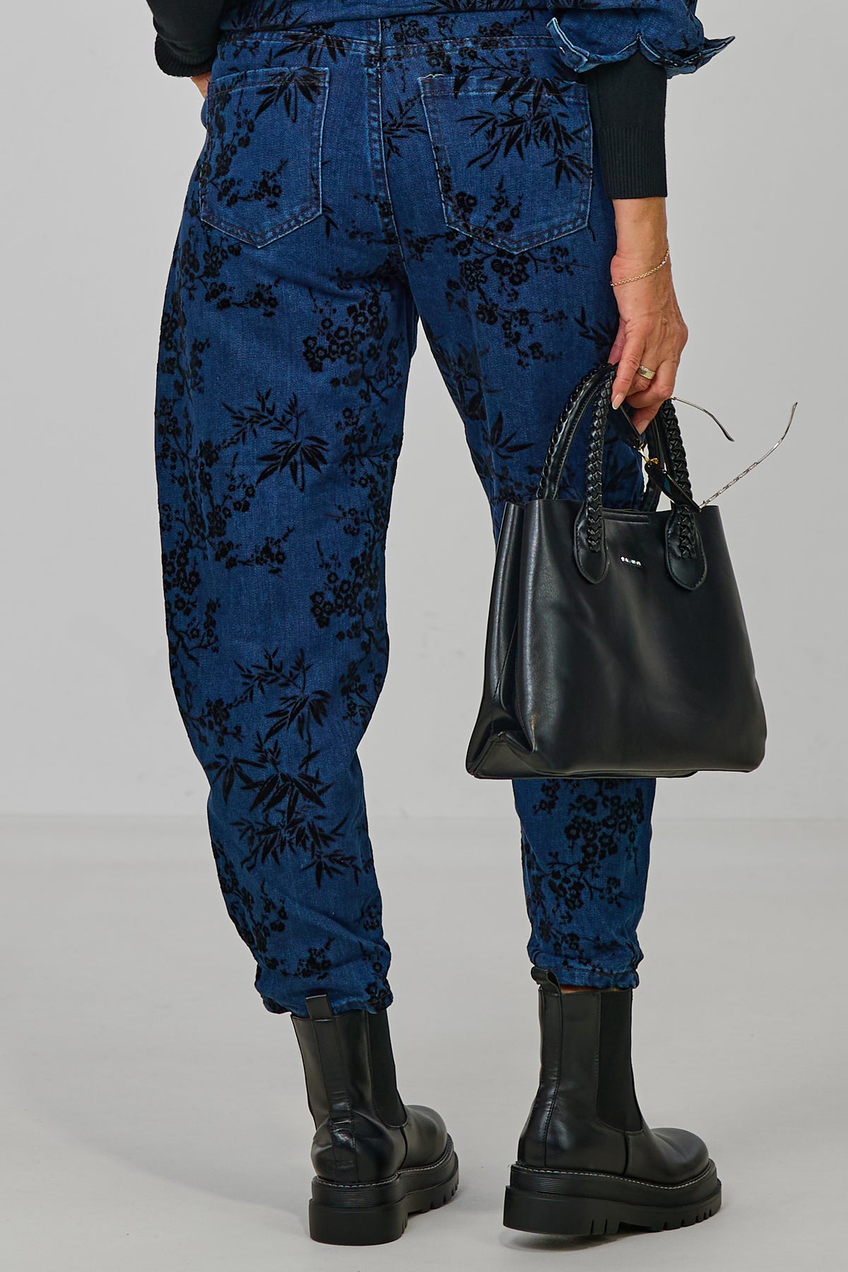 Jeanshose mit samtigen Blumen, dark denim