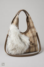 karierte Umhängetasche mit fell, beige
