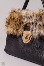 Handtasche mit Fellbesatz, schwarz