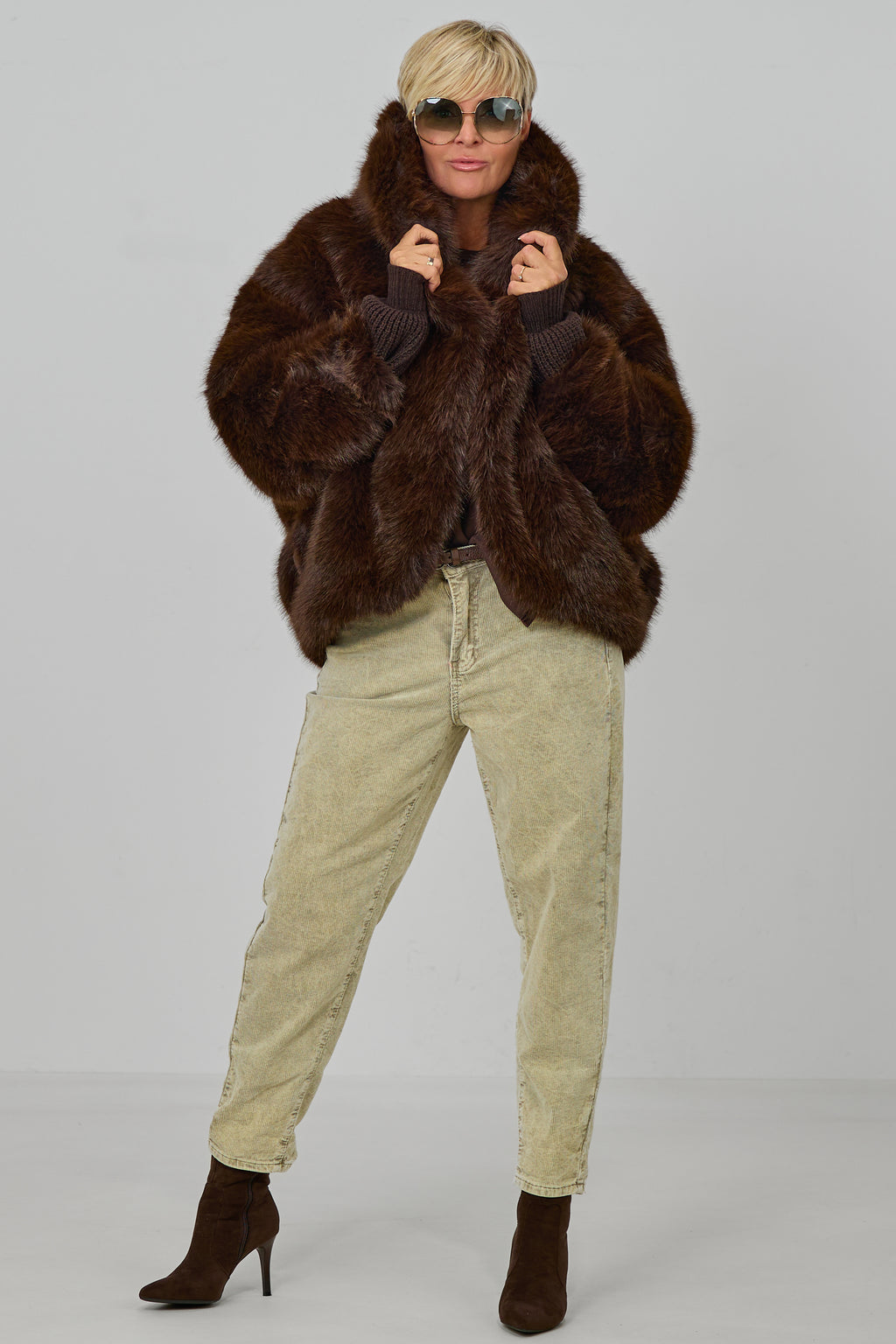 kurze Jacke mit weichem Fell, schokobraun