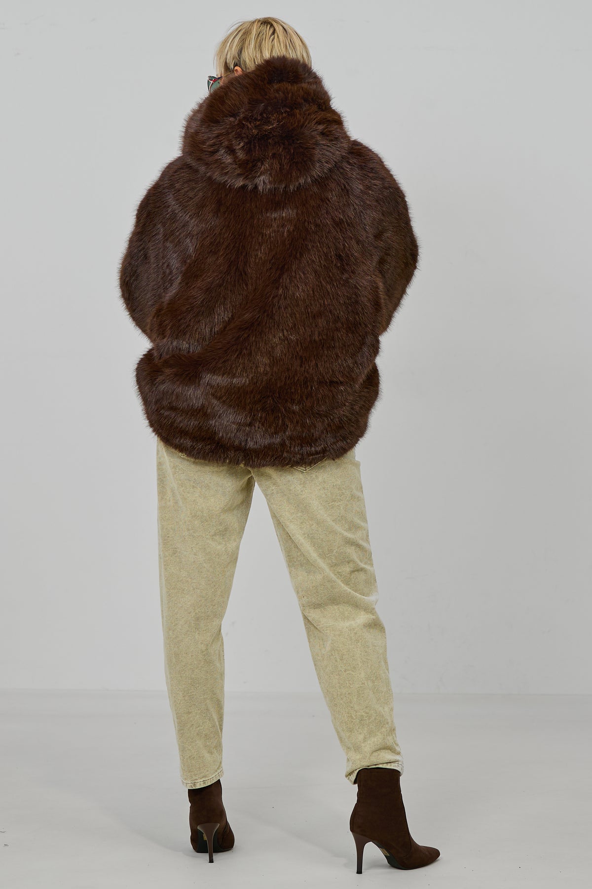 kurze Jacke mit weichem Fell, schokobraun