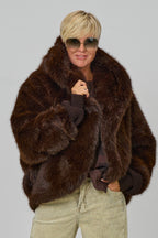kurze Jacke mit weichem Fell, schokobraun