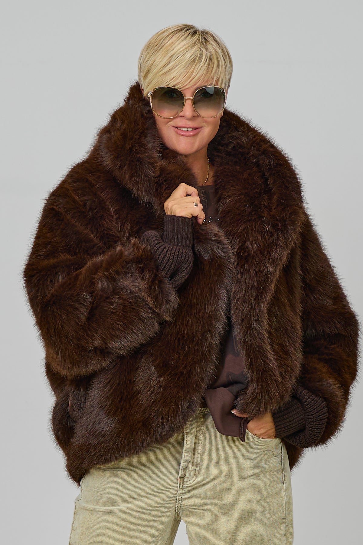 kurze Jacke mit weichem Fell, schokobraun