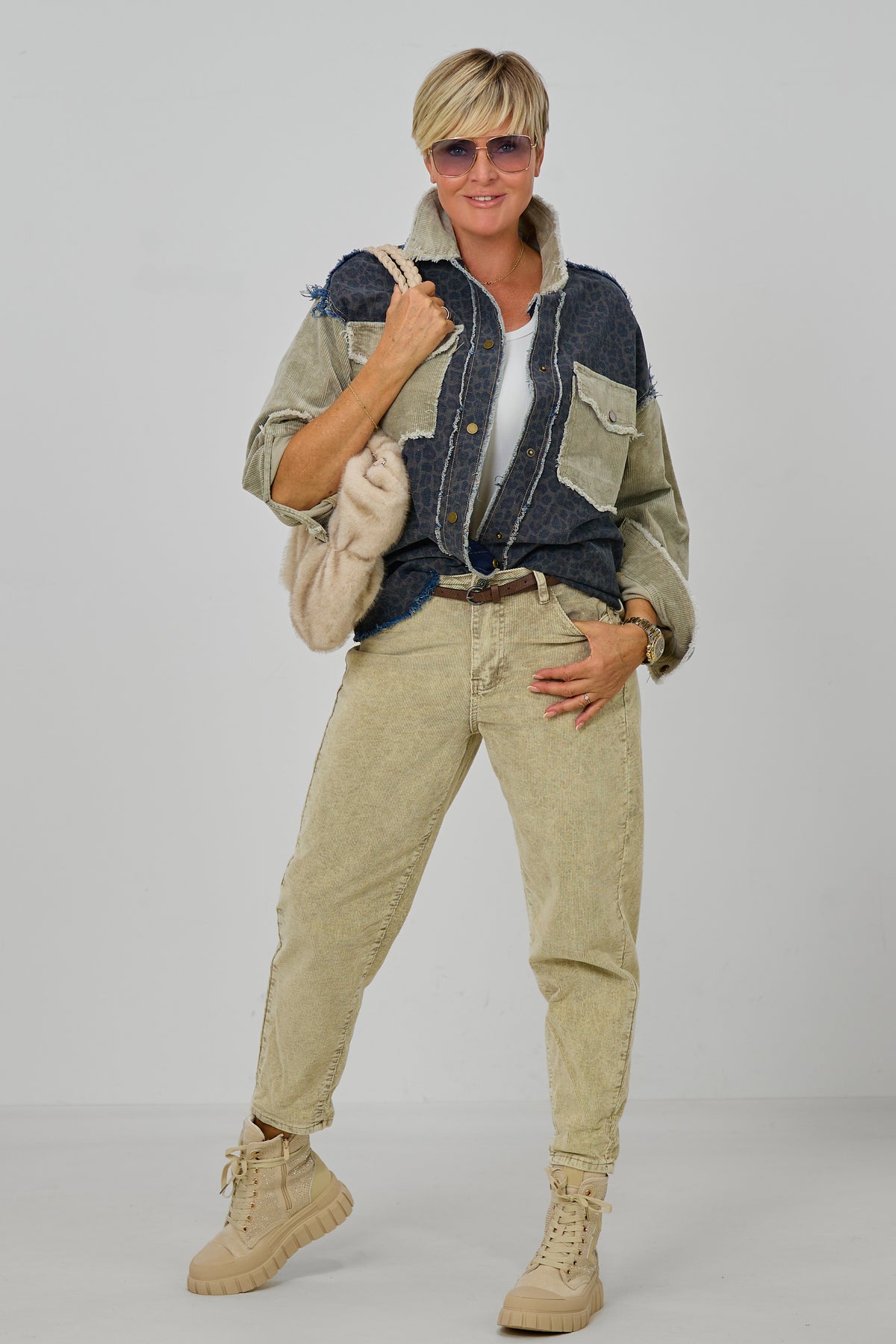 Cordhose mit schmalem Nietengürtel, stein-used