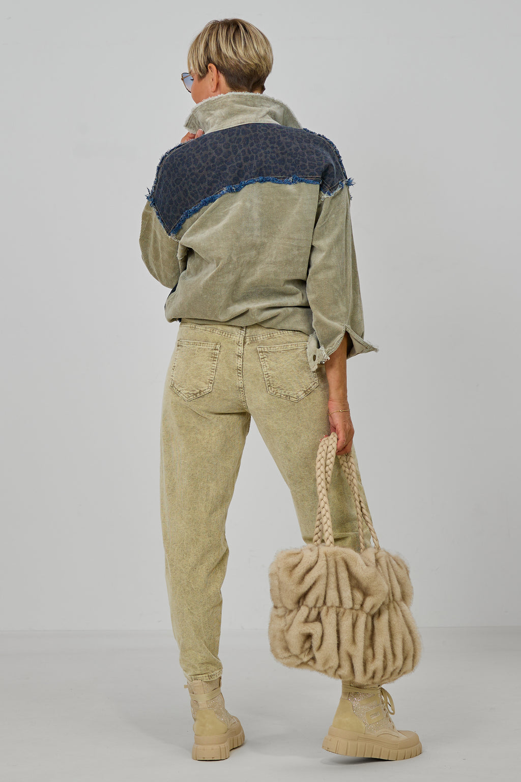 Cordhose mit schmalem Nietengürtel, stein-used