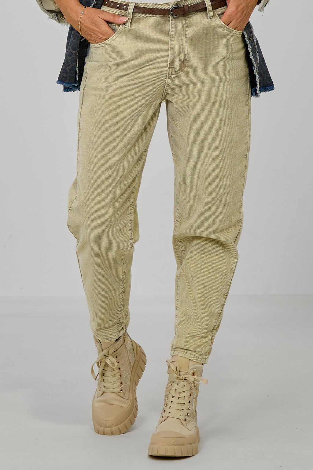 Cordhose mit schmalem Nietengürtel, stein-used