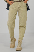 Cordhose mit schmalem Nietengürtel, stein-used