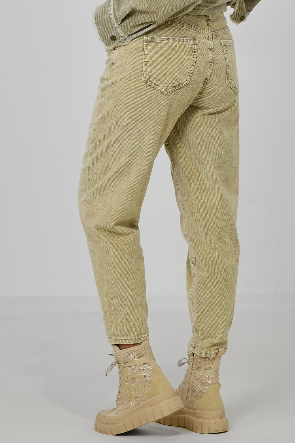 Cordhose mit schmalem Nietengürtel, stein-used