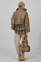 Blouson aus strukturiertem Kunstleder, taupe
