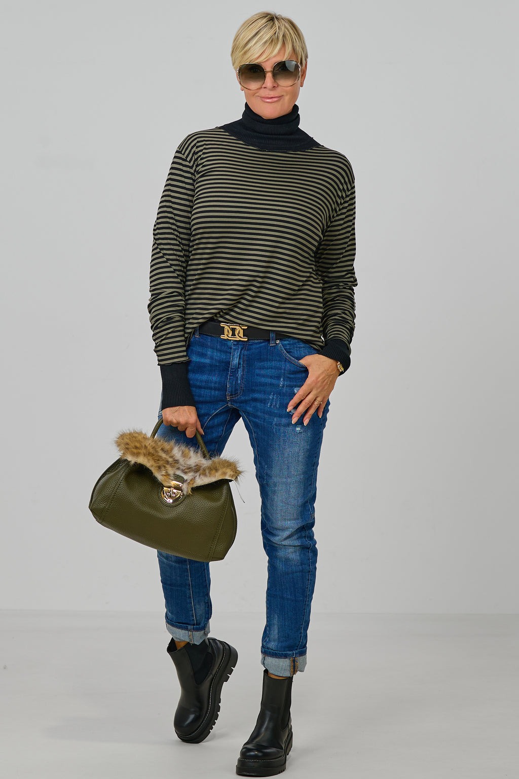 Geringeltes Longsleeve mit leicht gewellten Abschlüssen, schwarz-khaki