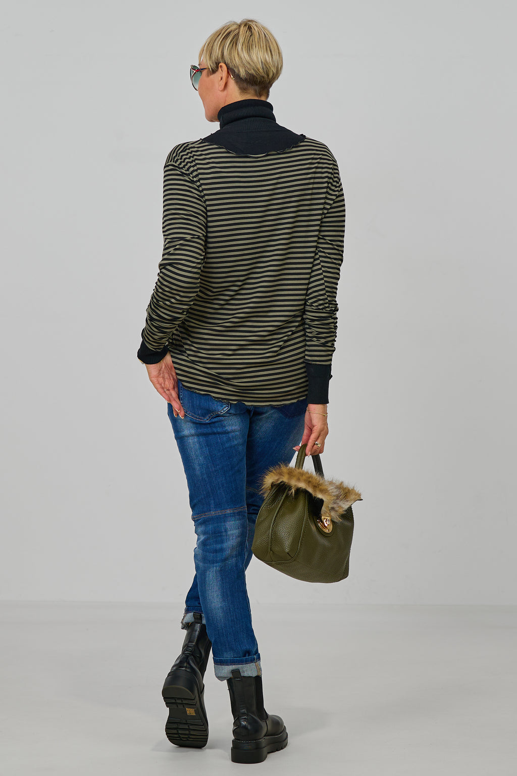 Geringeltes Longsleeve mit leicht gewellten Abschlüssen, schwarz-khaki