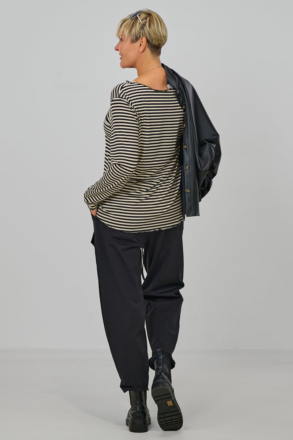 Geringeltes Longsleeve mit leicht gewellten Abschlüssen, schwarz-creme