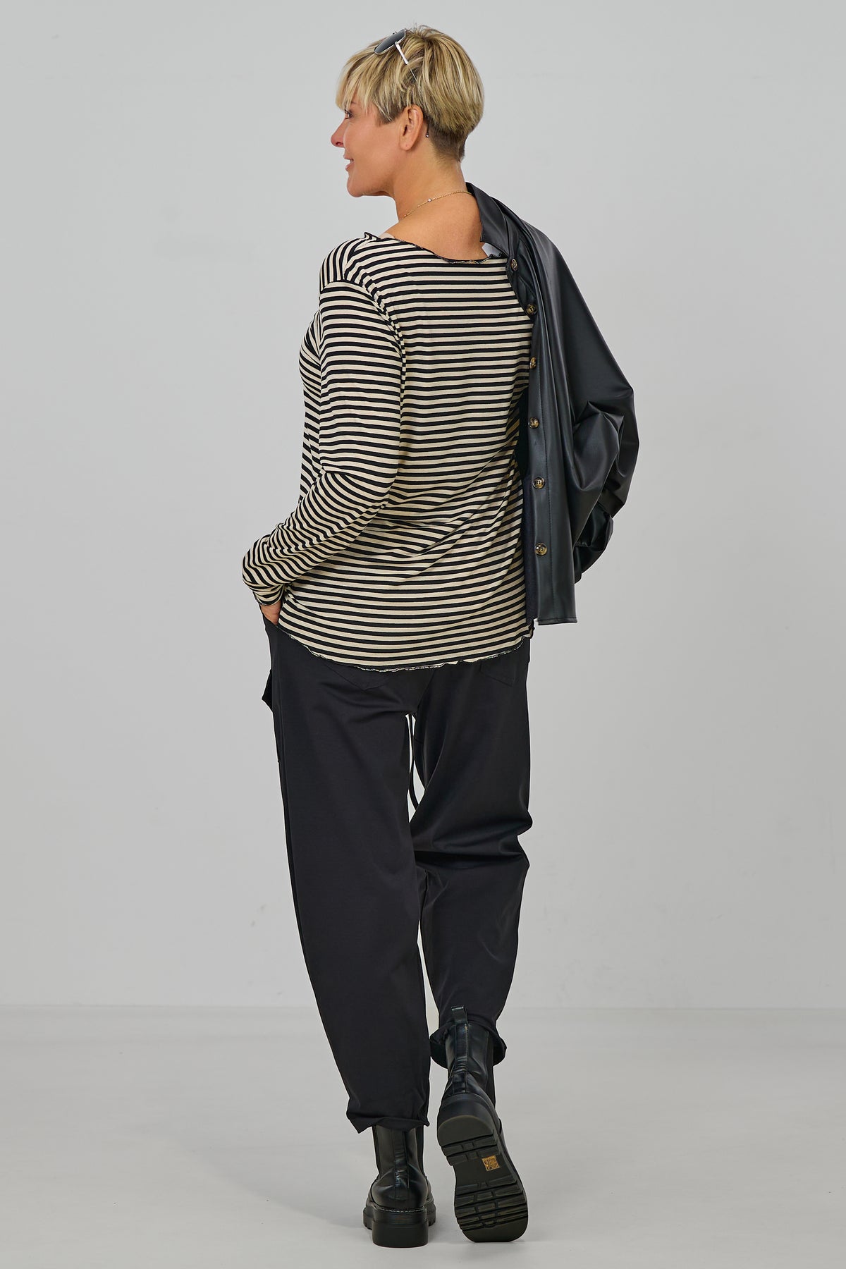 Geringeltes Longsleeve mit leicht gewellten Abschlüssen, schwarz-creme