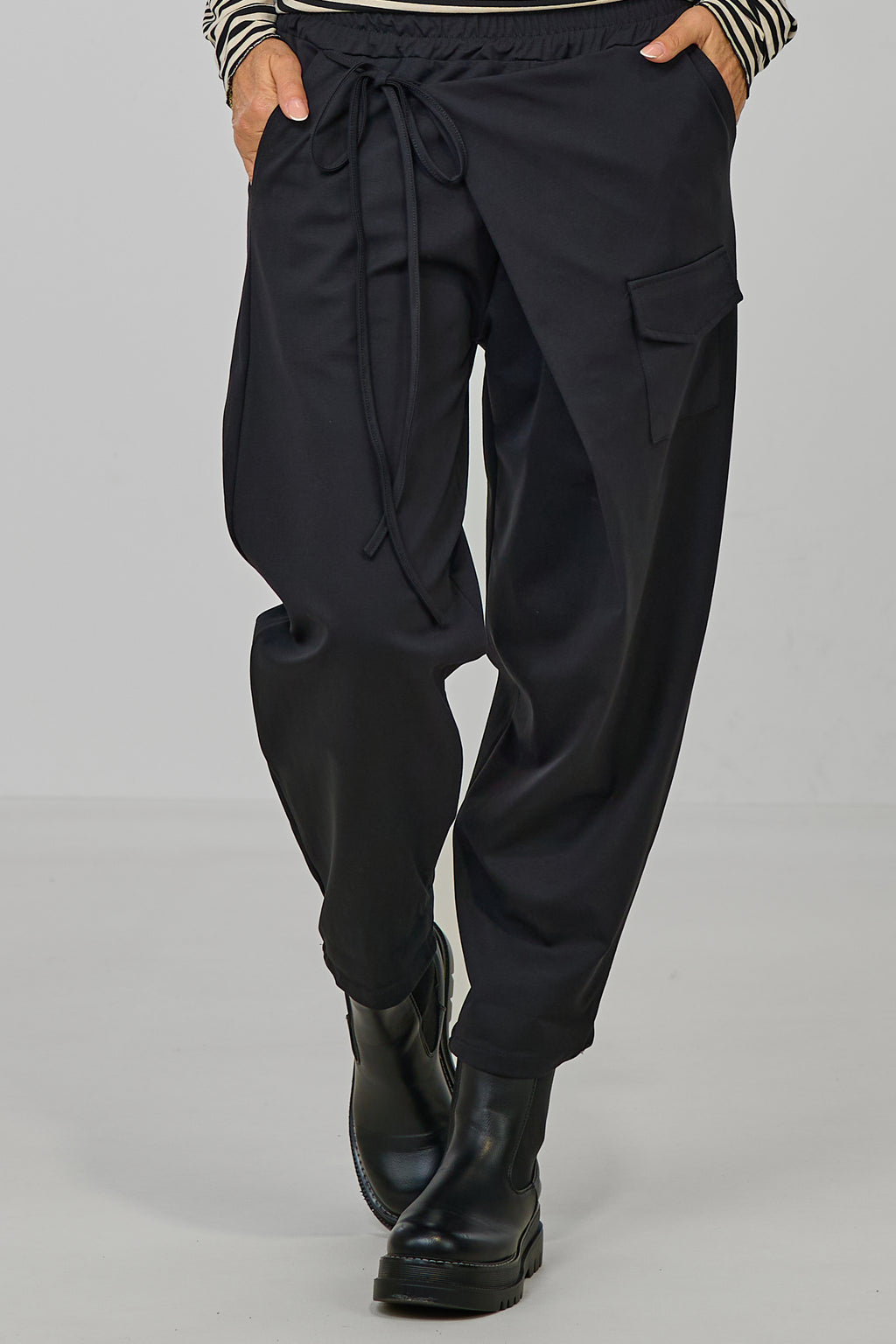 Stoffhose mit Überschlag, schwarz