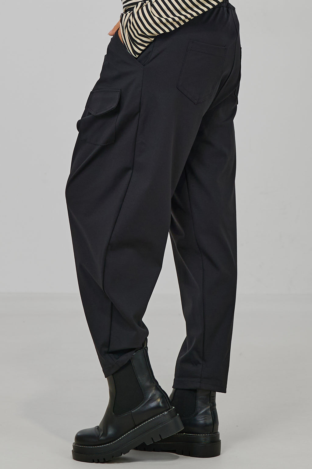 Stoffhose mit Überschlag, schwarz