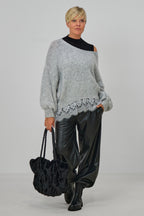 Kuscheliger Strickpulli mit Spitzenborte, hellgrau