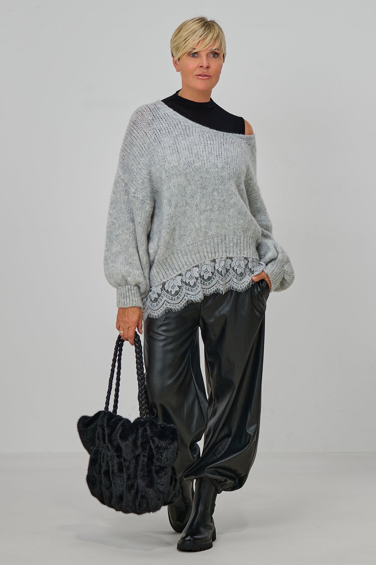 Kuscheliger Strickpulli mit Spitzenborte, hellgrau