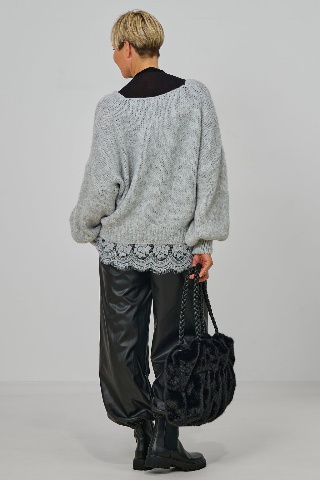 Kuscheliger Strickpulli mit Spitzenborte, hellgrau