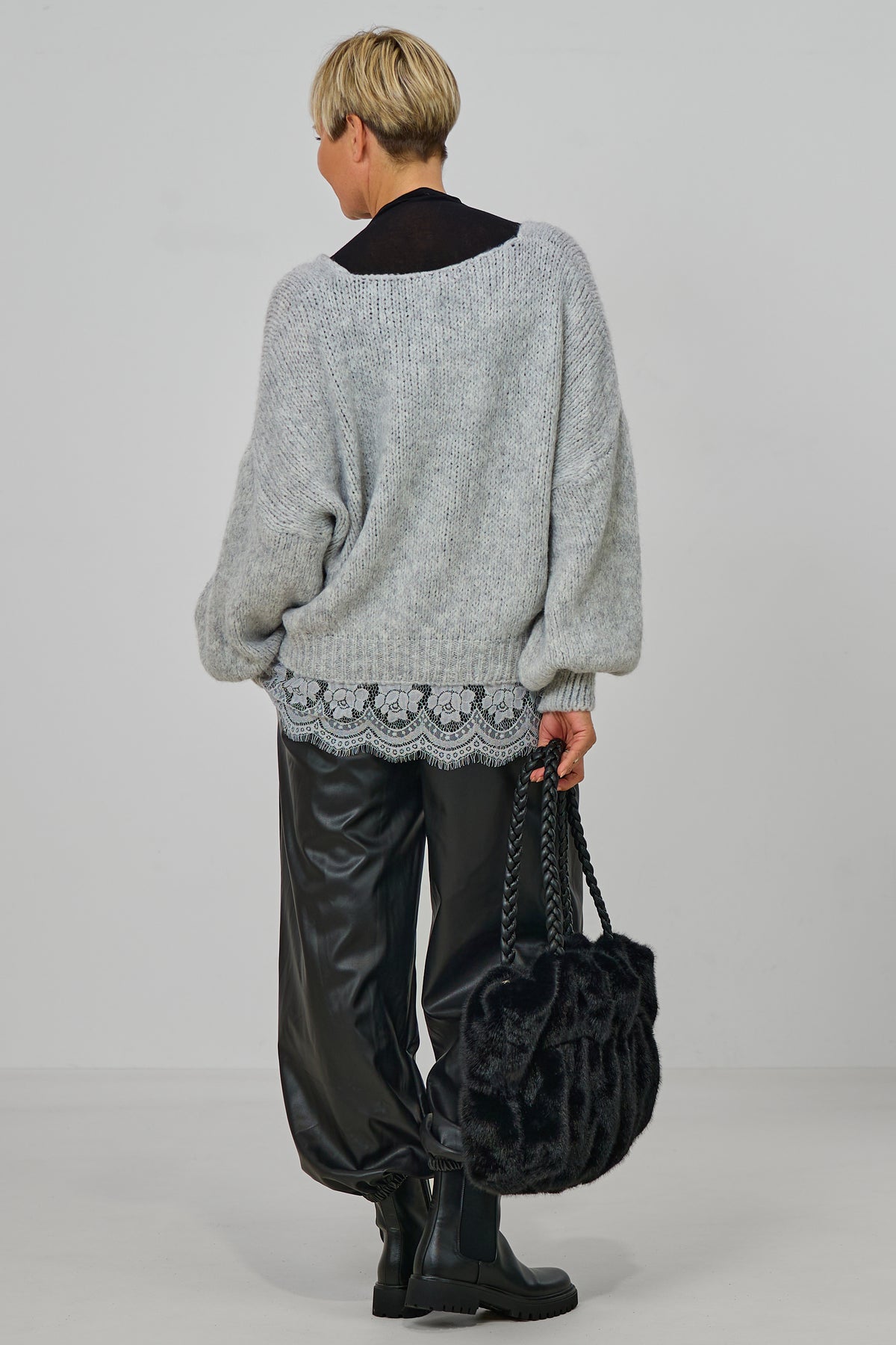 Kuscheliger Strickpulli mit Spitzenborte, hellgrau