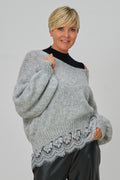 Kuscheliger Strickpulli mit Spitzenborte, hellgrau