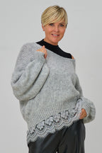 Kuscheliger Strickpulli mit Spitzenborte, hellgrau