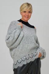 Kuscheliger Strickpulli mit Spitzenborte, hellgrau