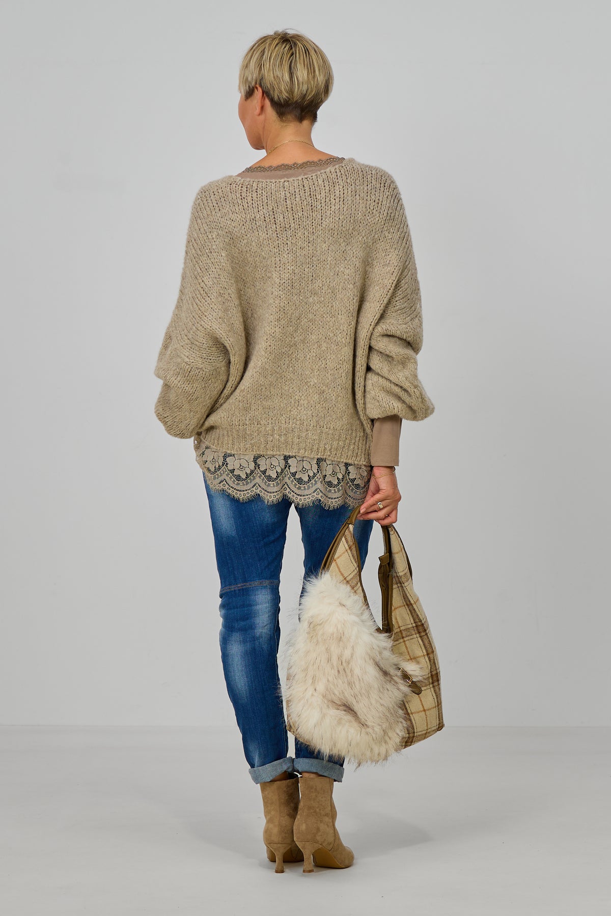 Kuscheliger Strickpulli mit Spitzenborte, stein