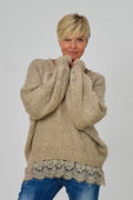 Kuscheliger Strickpulli mit Spitzenborte, stein