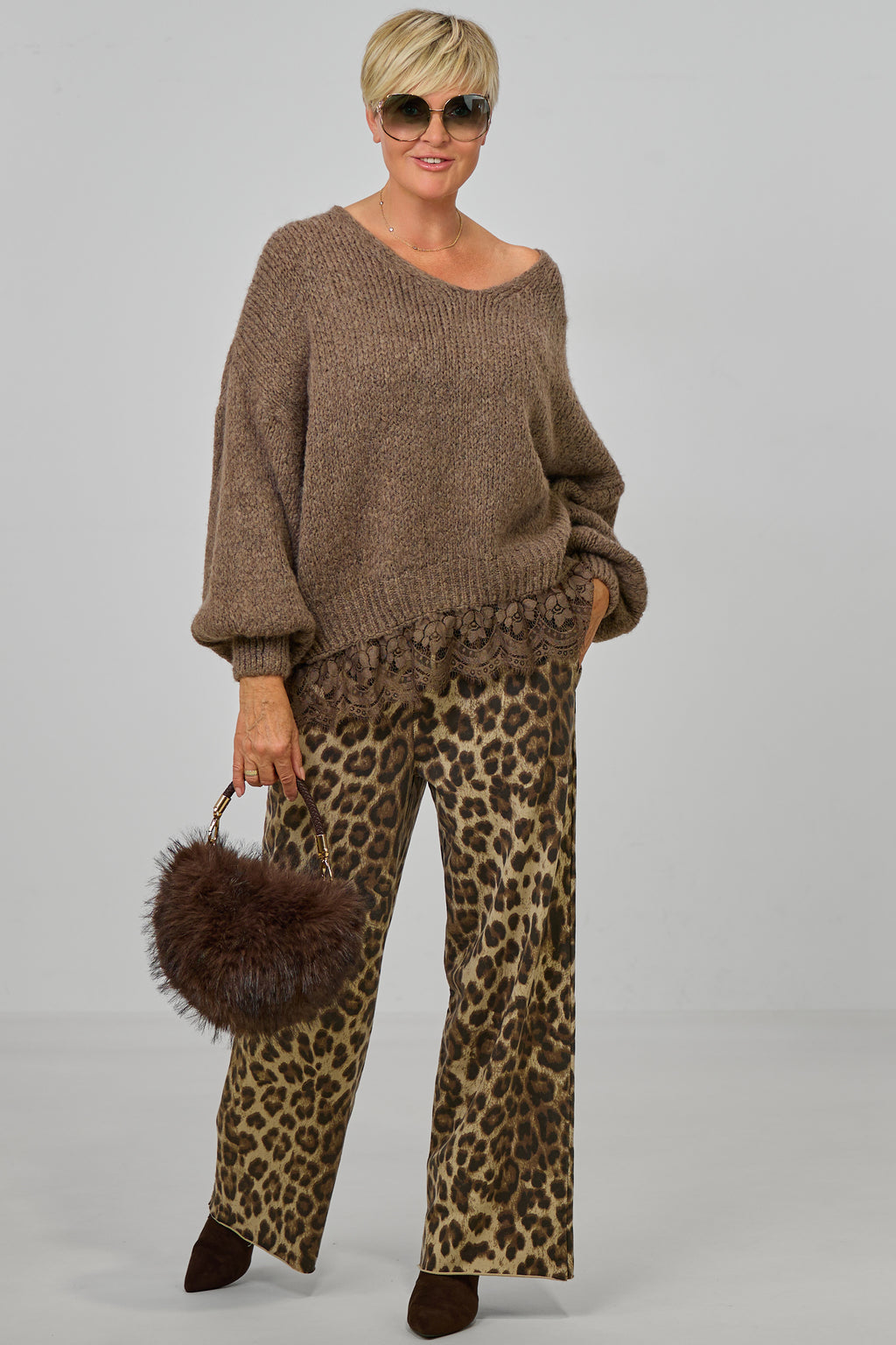 Kuscheliger Strickpulli mit Spitzenborte, taupe