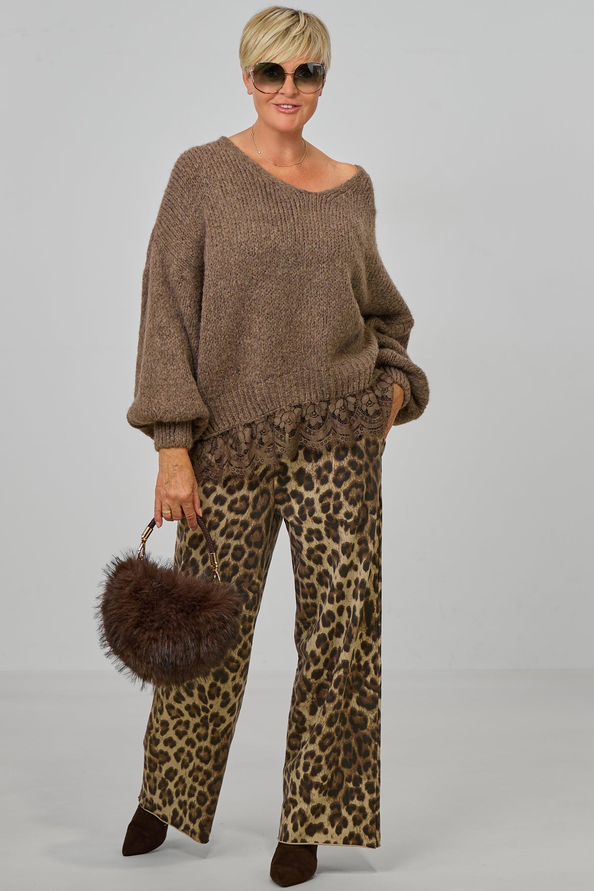 Kuscheliger Strickpulli mit Spitzenborte, taupe