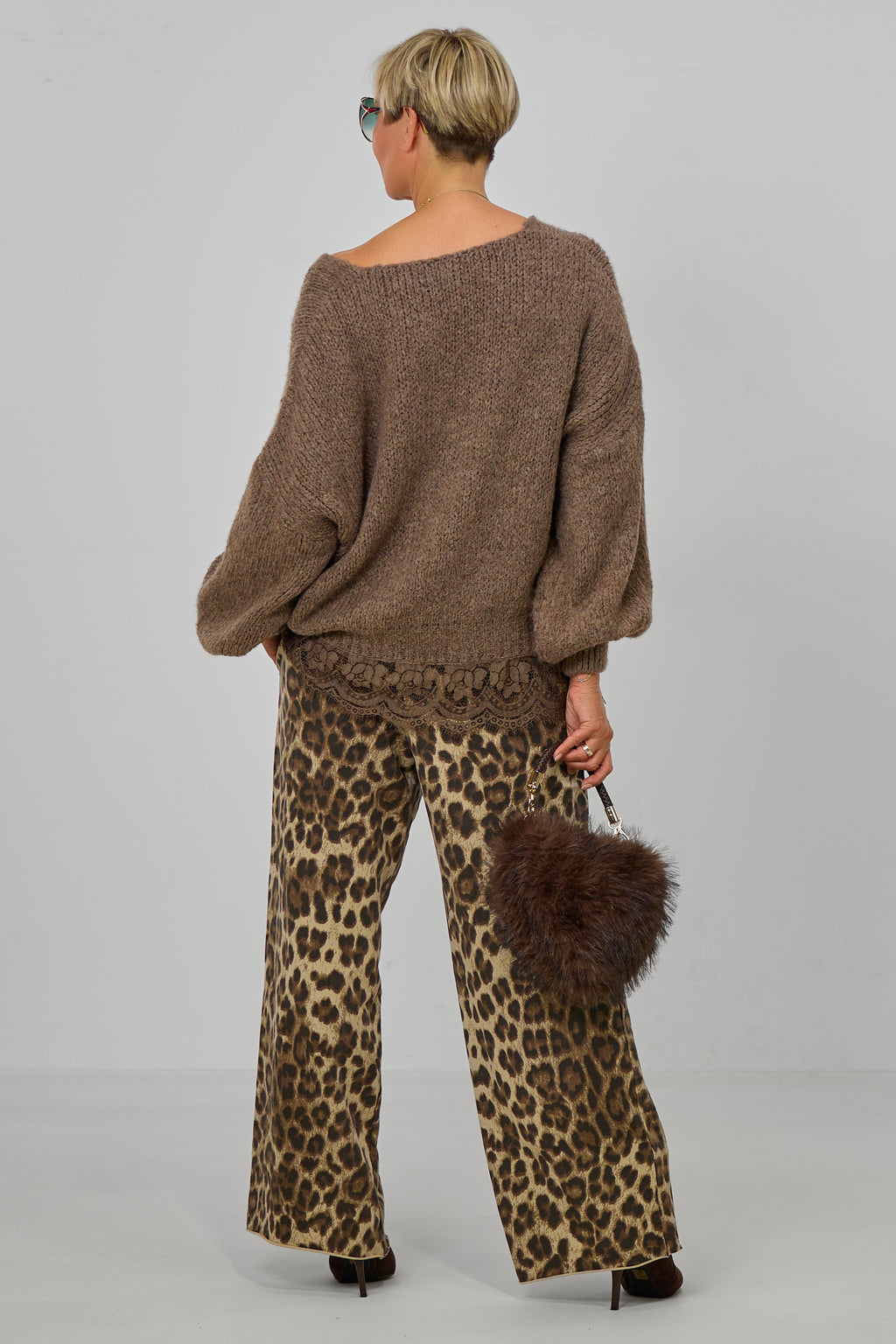 Kuscheliger Strickpulli mit Spitzenborte, taupe