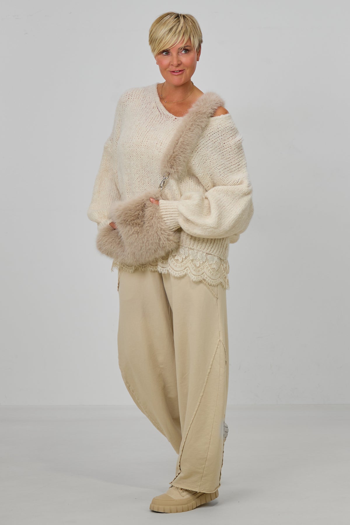 Kuscheliger Strickpulli mit Spitzenborte, creme