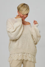 Kuscheliger Strickpulli mit Spitzenborte, creme