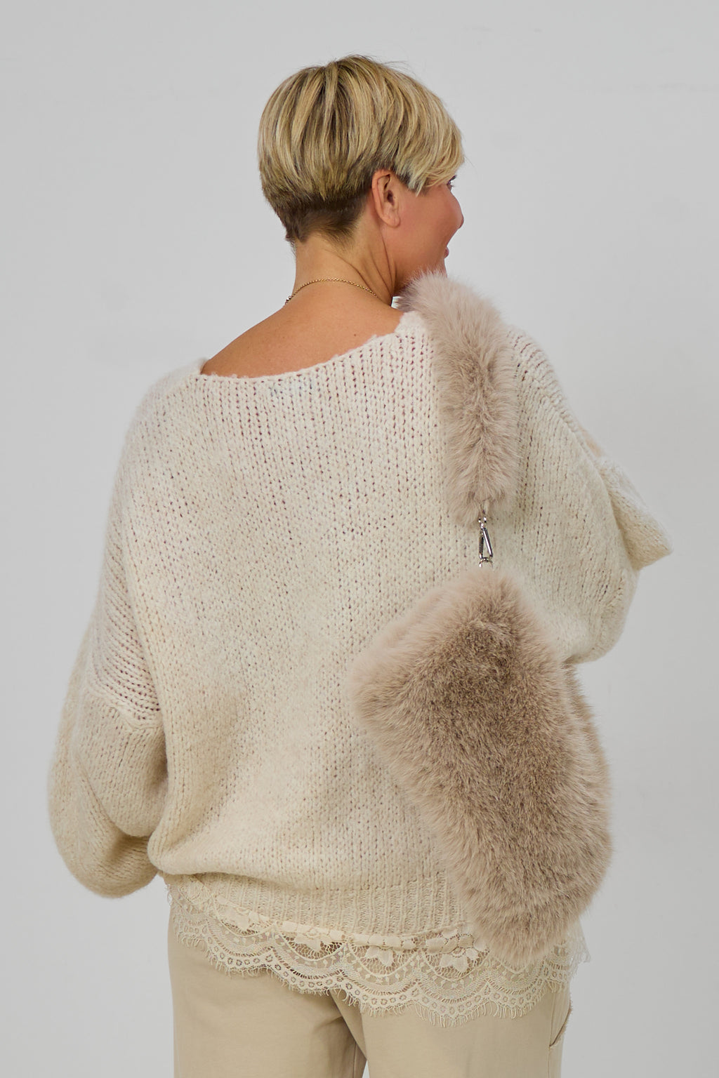 Kuscheliger Strickpulli mit Spitzenborte, creme
