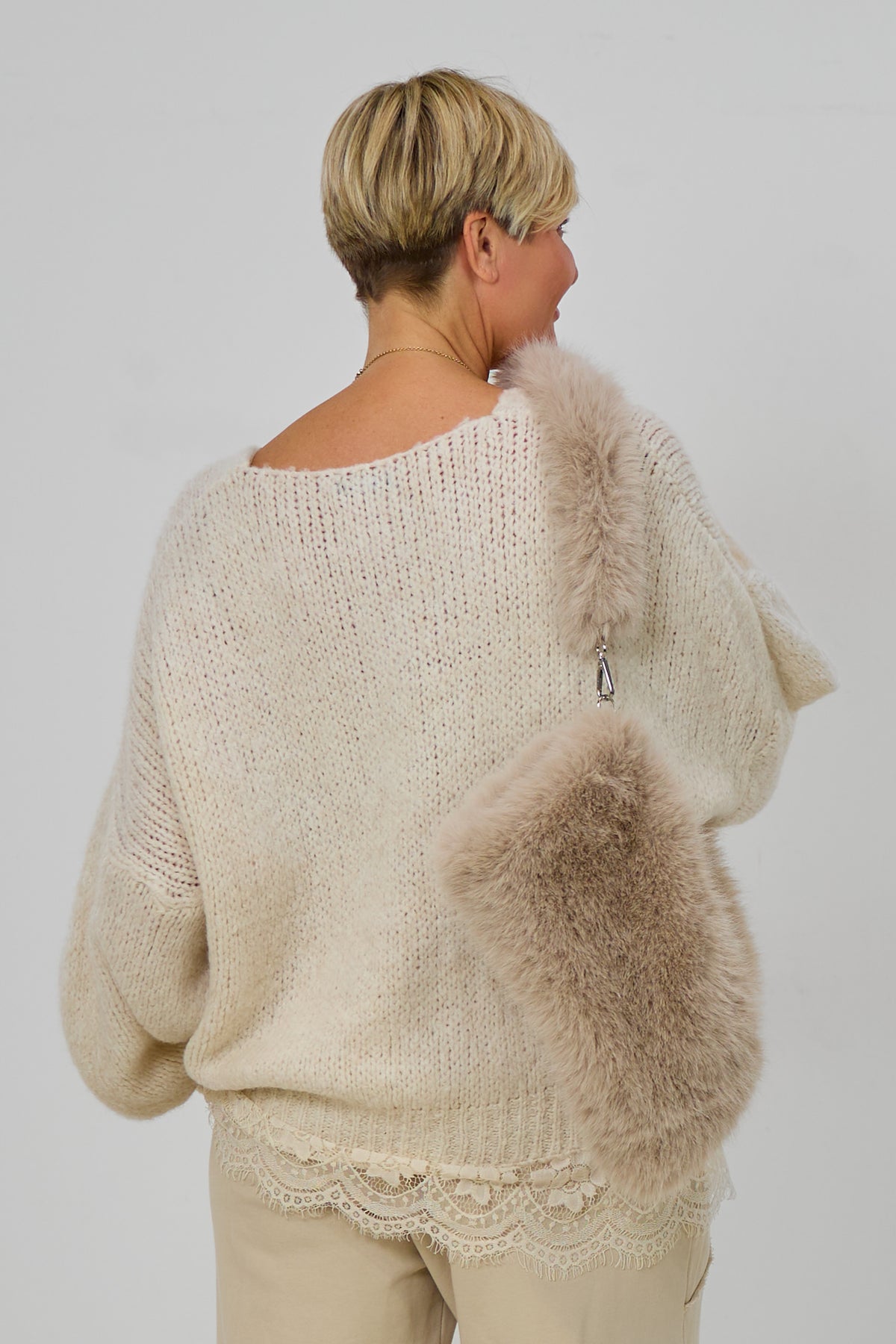 Kuscheliger Strickpulli mit Spitzenborte, creme