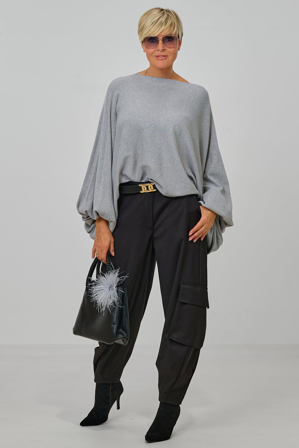 Feiner Strickpulli/Überwurf, quergestrickt, hellgrau