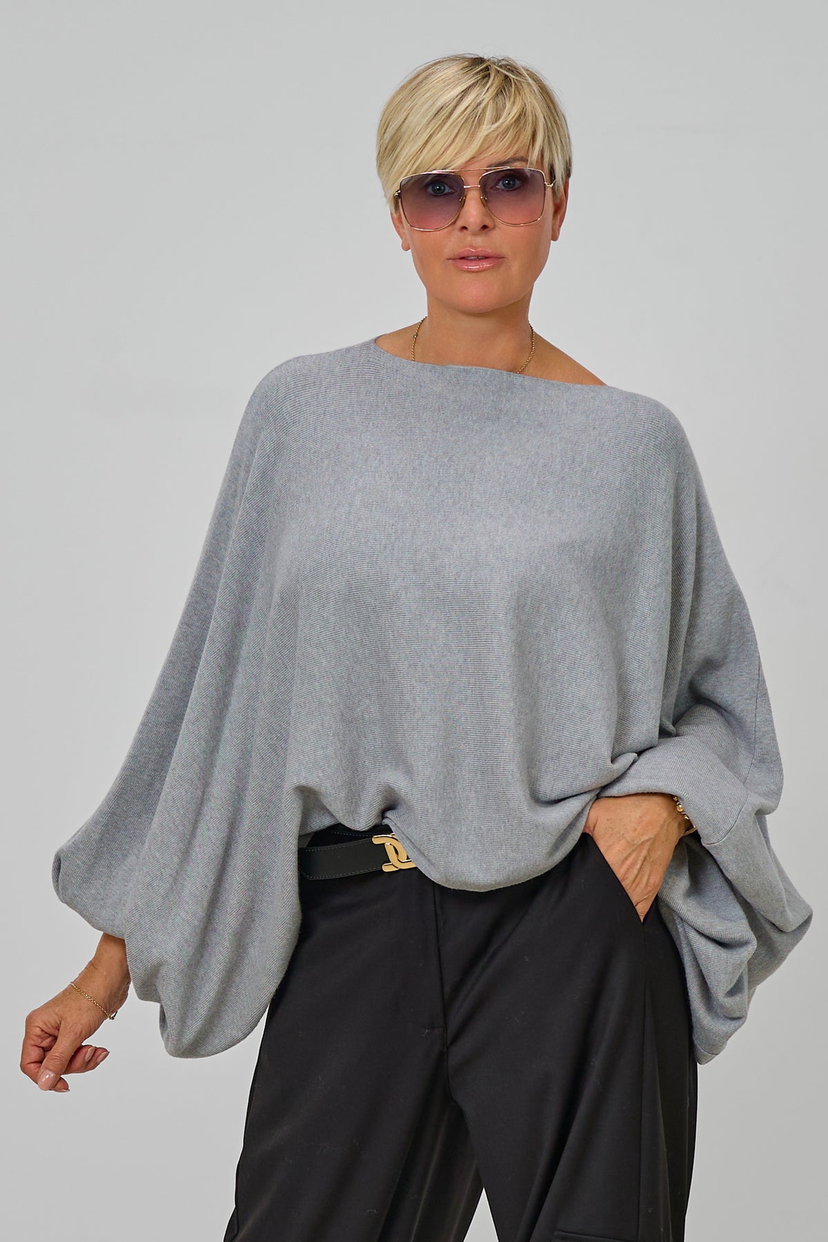 Feiner Strickpulli/Überwurf, quergestrickt, hellgrau