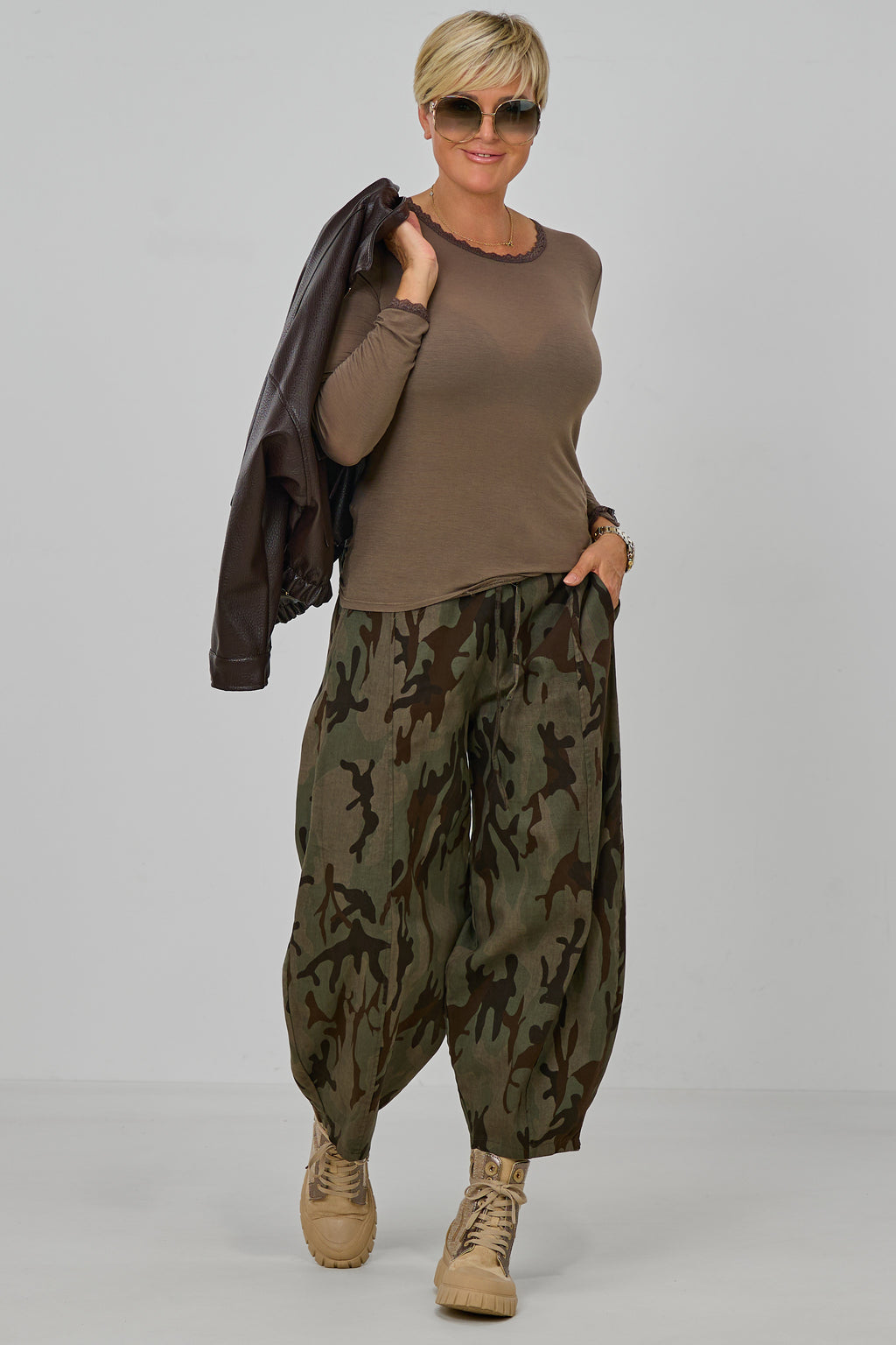 Longsleeve mit Spitze am Rundhalsausschnitt, taupe
