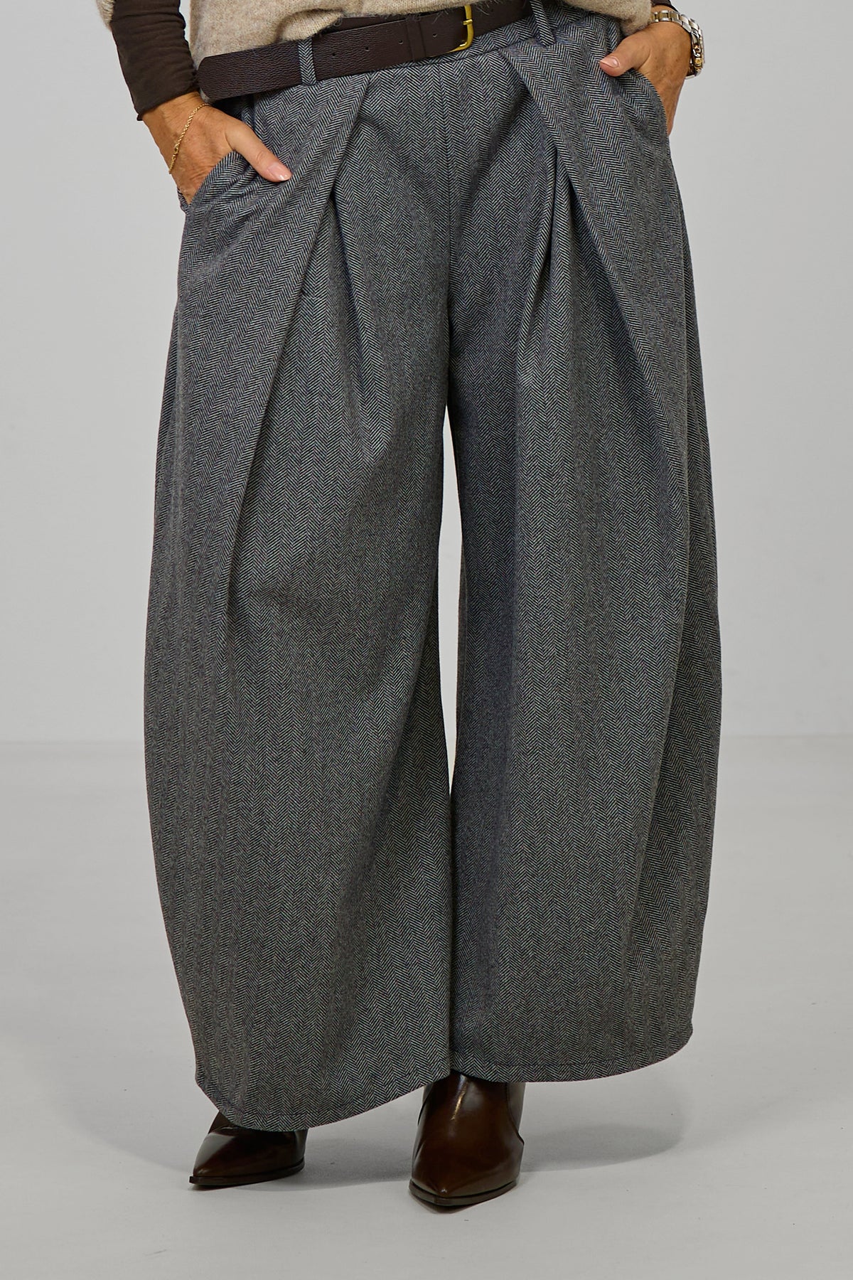 Wollige Hose mit Überschlägen, grau-fischgrät