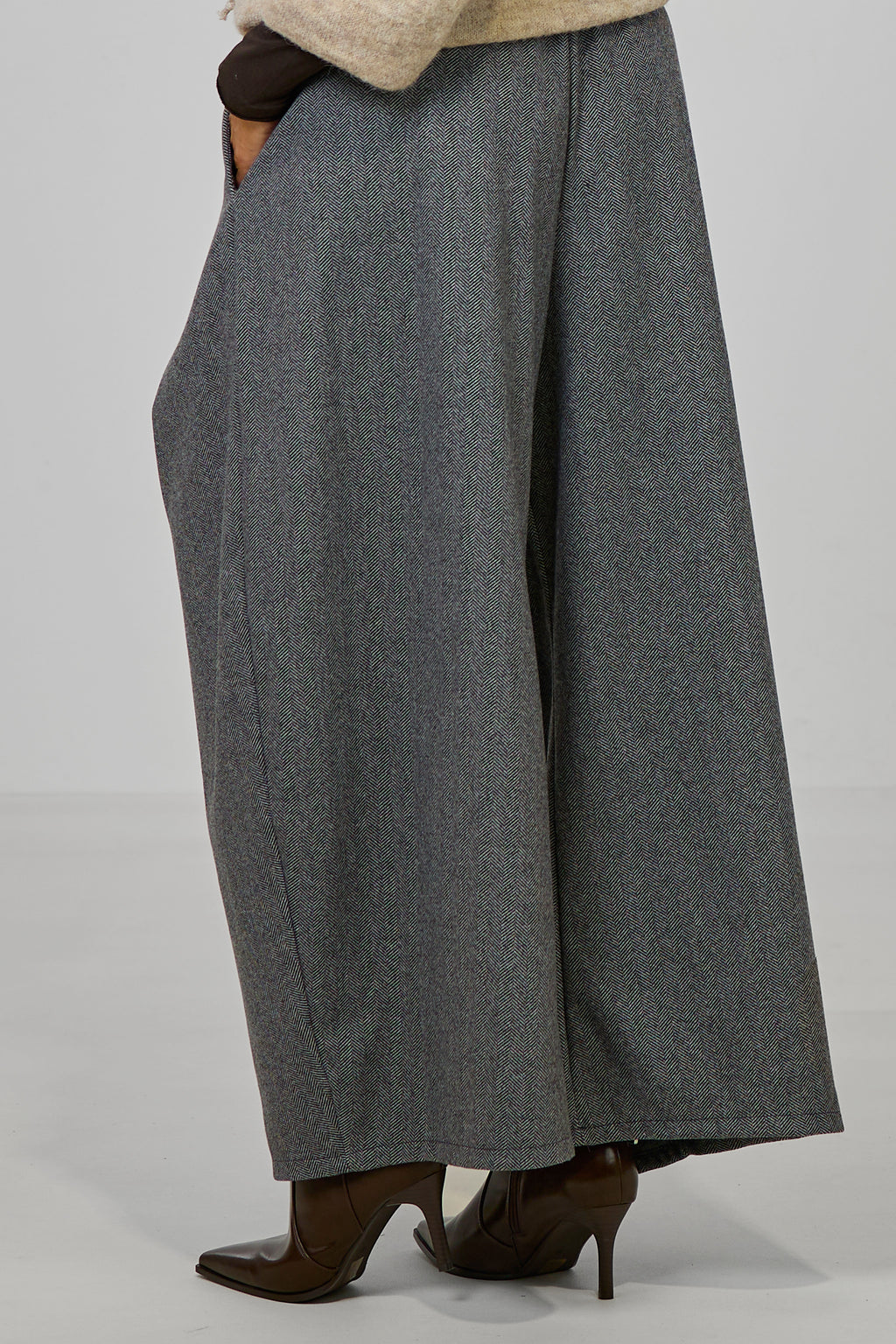 Wollige Hose mit Überschlägen, grau-fischgrät