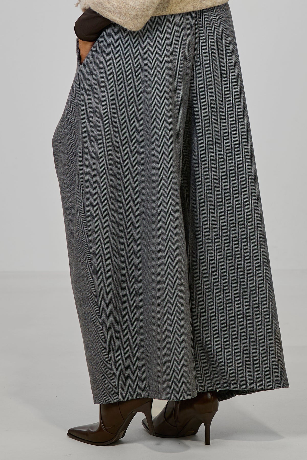 Wollige Hose mit Überschlägen, grau-fischgrät
