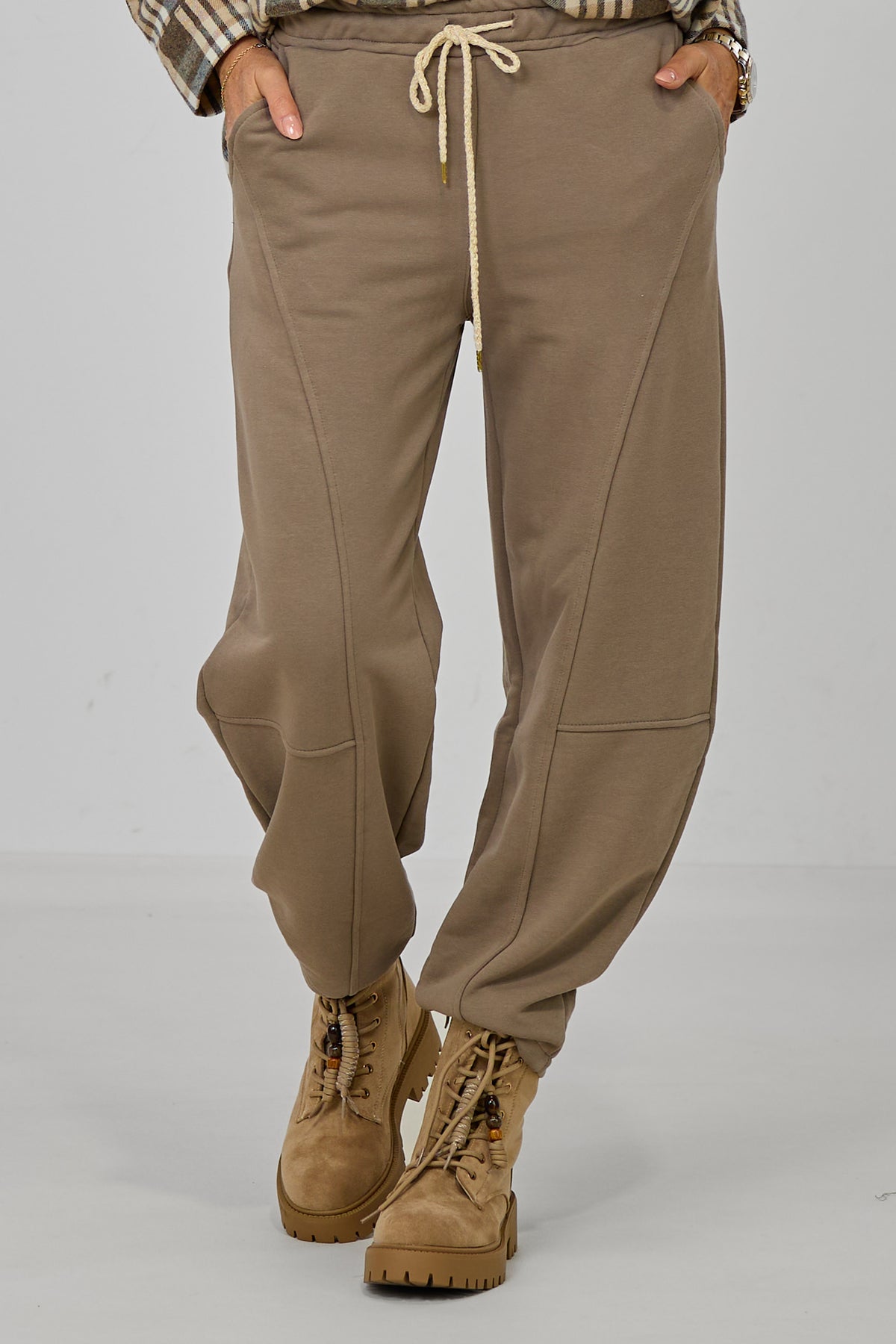 Sweathose mit Ziernähten und Kordelzug, taupe